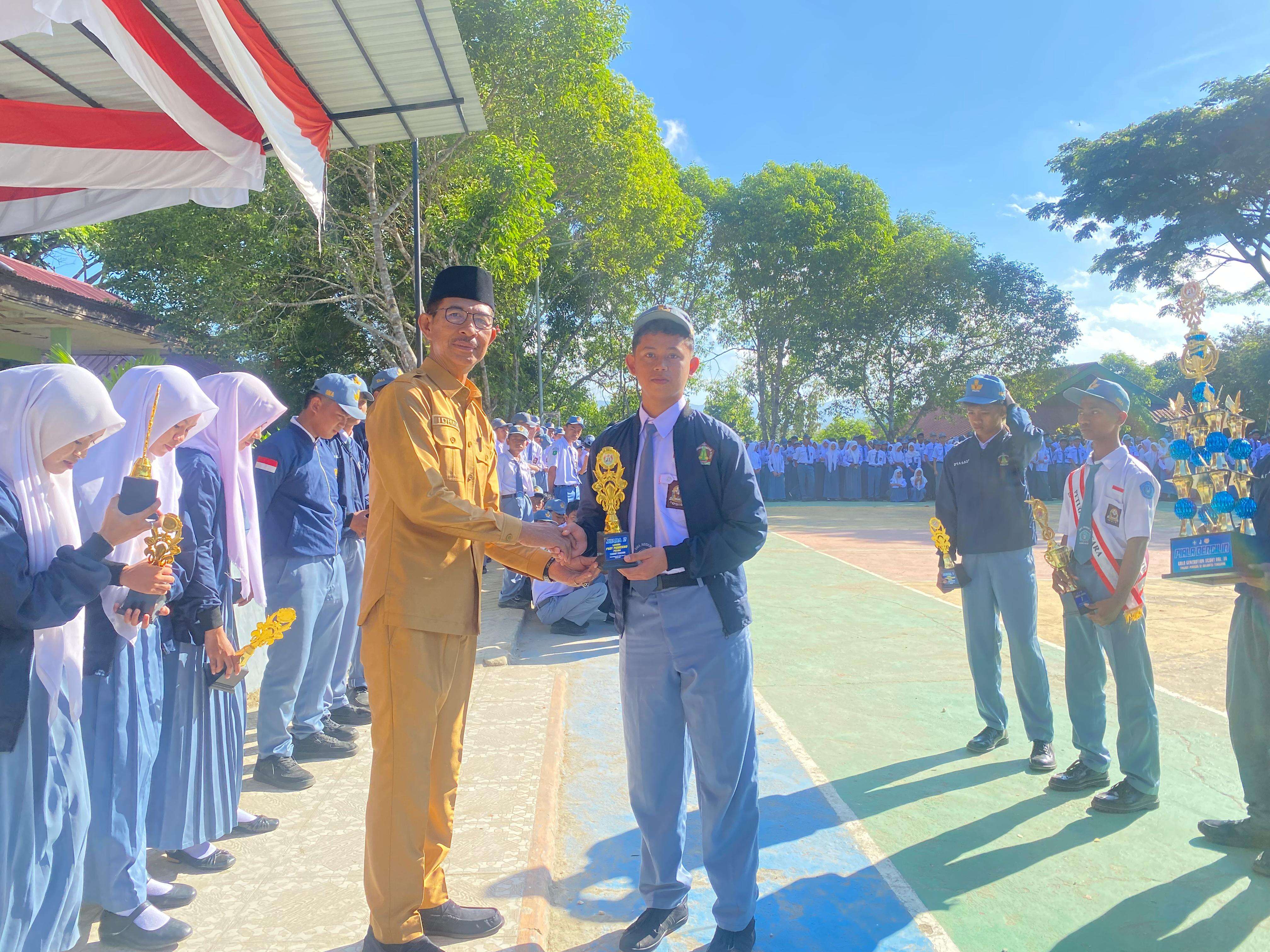 Penyerahan Piagam dan Piala Gold Generation Scout Vol. 3 Pramuka Wonua Sakti